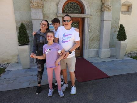 Starša oče Luka in mami Špela sta nadvse hvaležna za vso pomoč_dobrim ljudem in podjetjem za donatorstva_da je Brina shodila